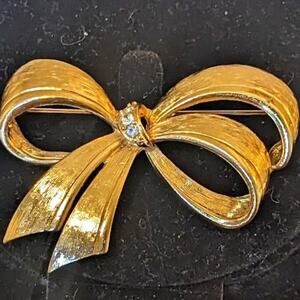 Vintage 1980s Avon Bow Pin